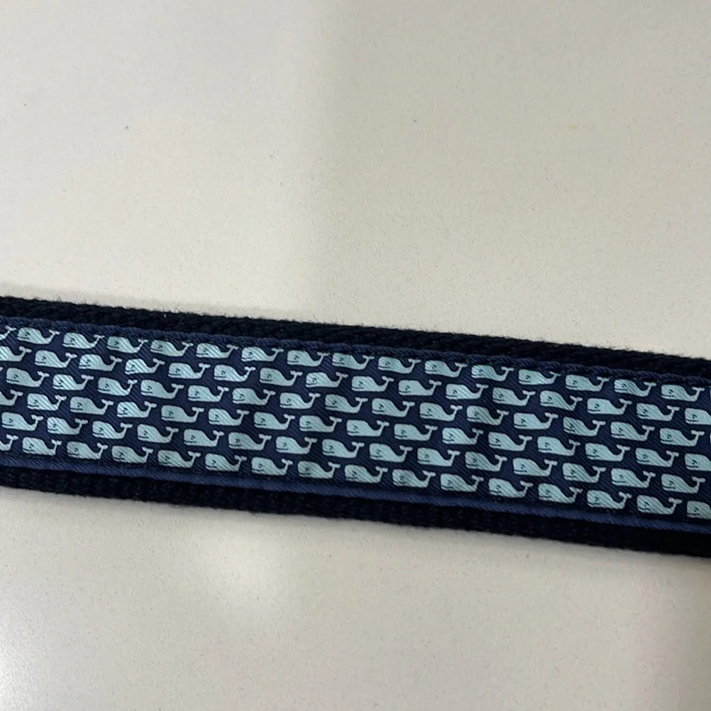 Kids size 26 Vineyard Vines signature whale pattern navy blue leathered belt